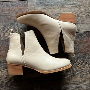New!  Women’s size 8 Apricot Boots